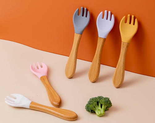 Het Siliconelepel van de latex Vrije die 5pcs Baby met Houten Handvat wordt geplaatst